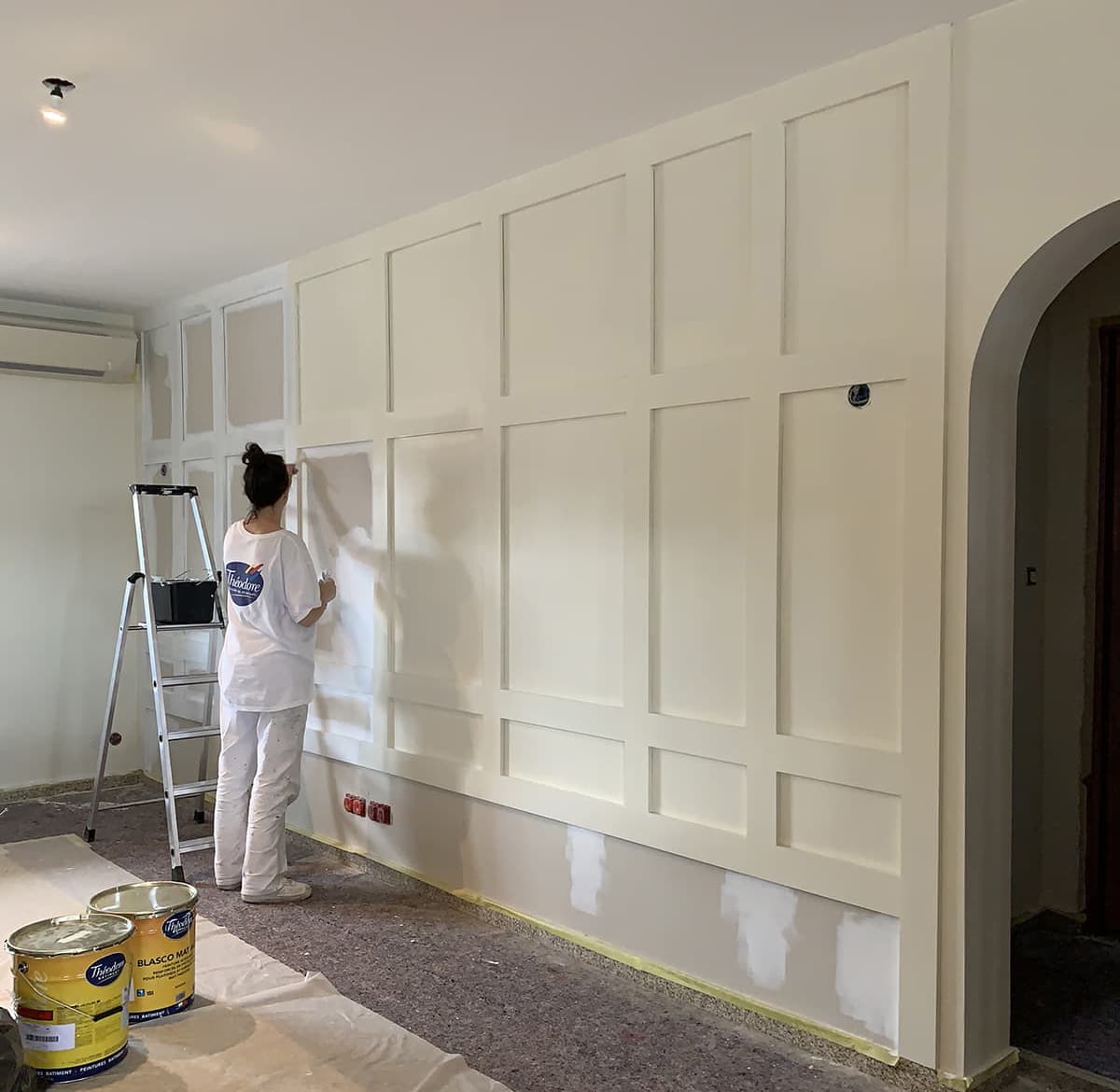 Peinture intérieure Alice en travaux de peinture intérieure, vue de dos